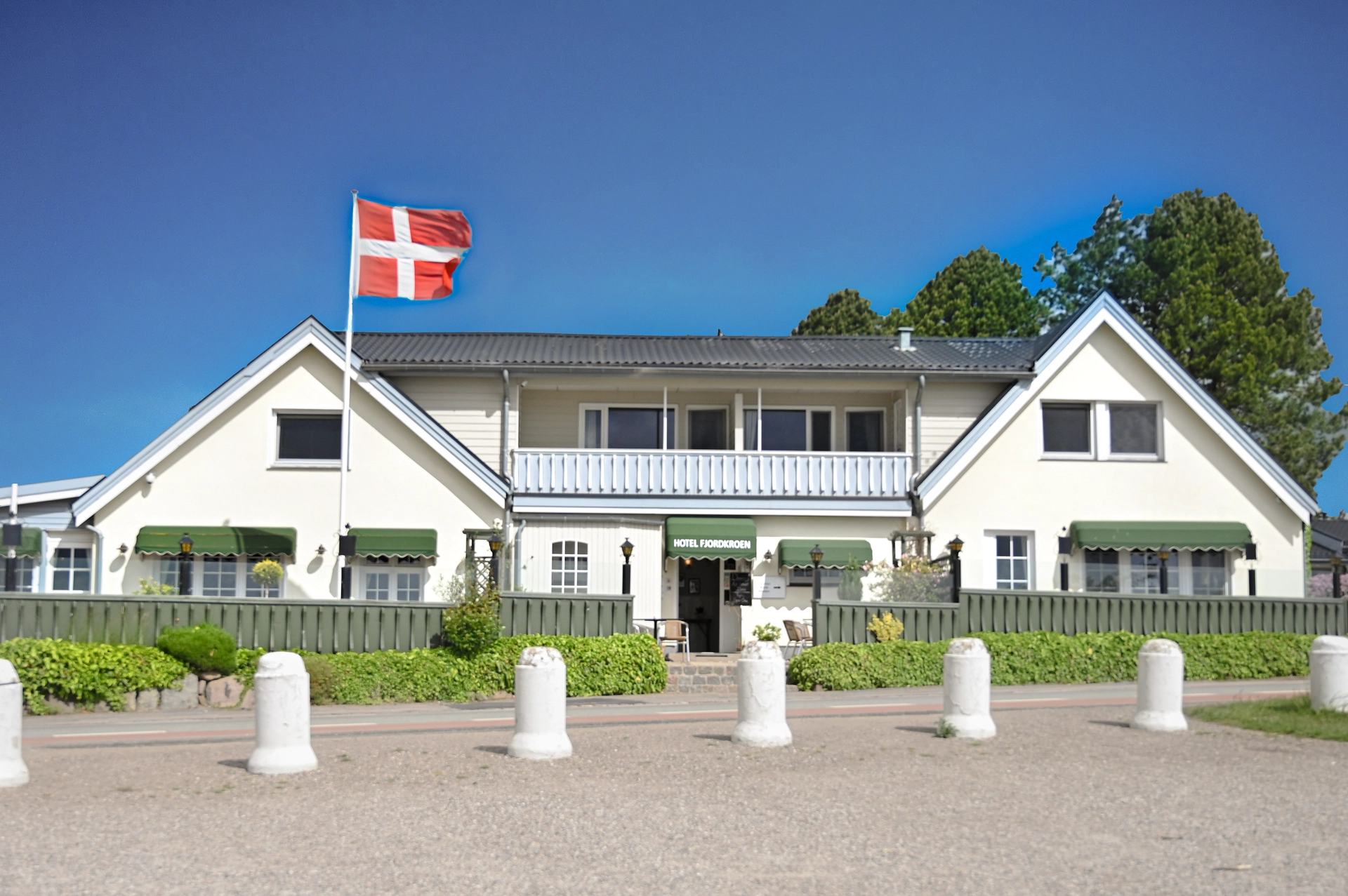 Et billede af Hotel Fjordkroen taget udefra