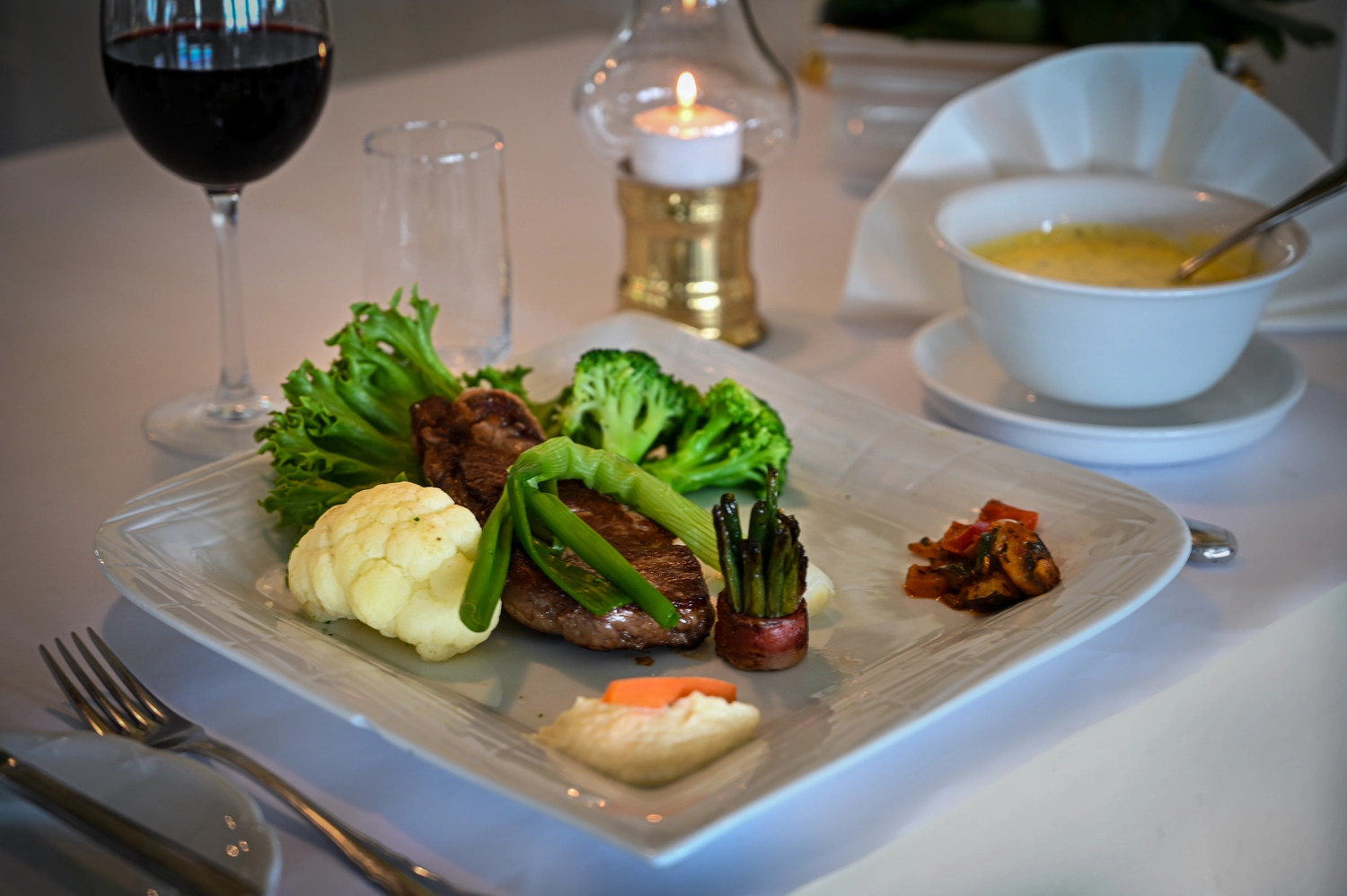 Entrecote med tilbehør og sovs