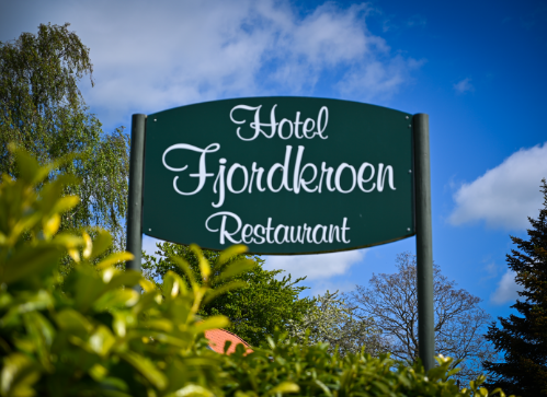 Billede af Hotel Fjordkroens skilt, der er placeret udenfor