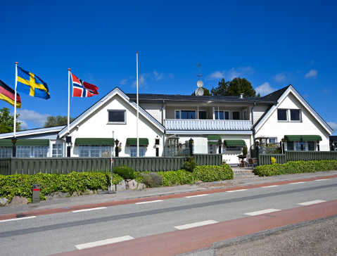 Billede af Hotel Fjordkroens bygning taget udenfra